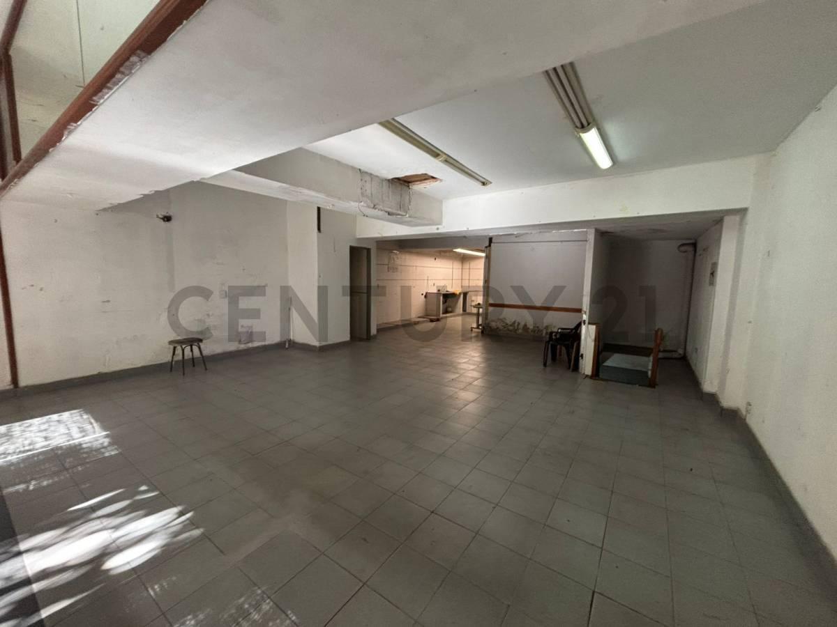Venta en Oportunidad en Villa Crespo, Local + Gran Depósito con entrada Independiente