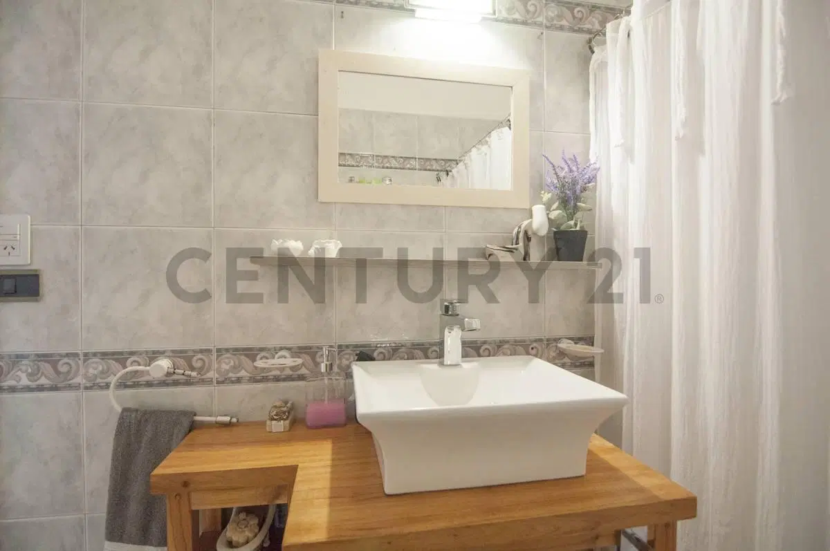 Venta Casa sólida  con lote de 395 m², gran jardín y piscina a pasos de Libertador 4
