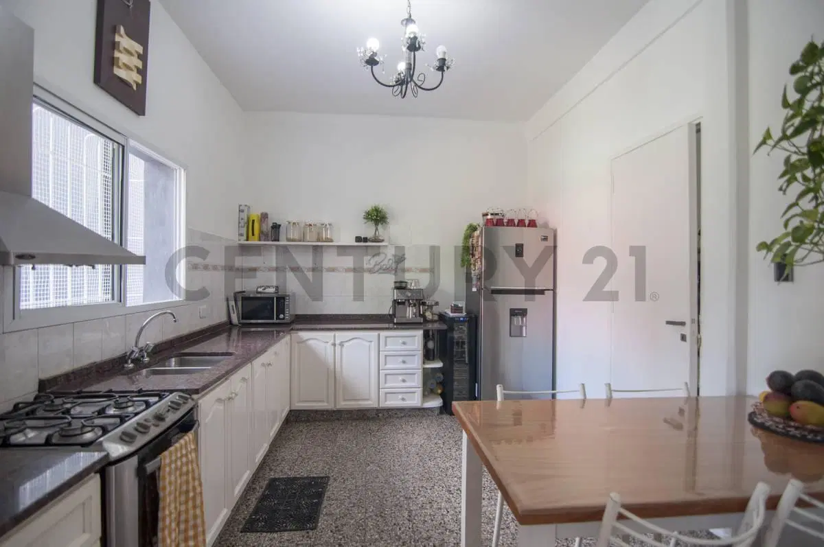 Venta Casa sólida  con lote de 395 m², gran jardín y piscina a pasos de Libertador 5