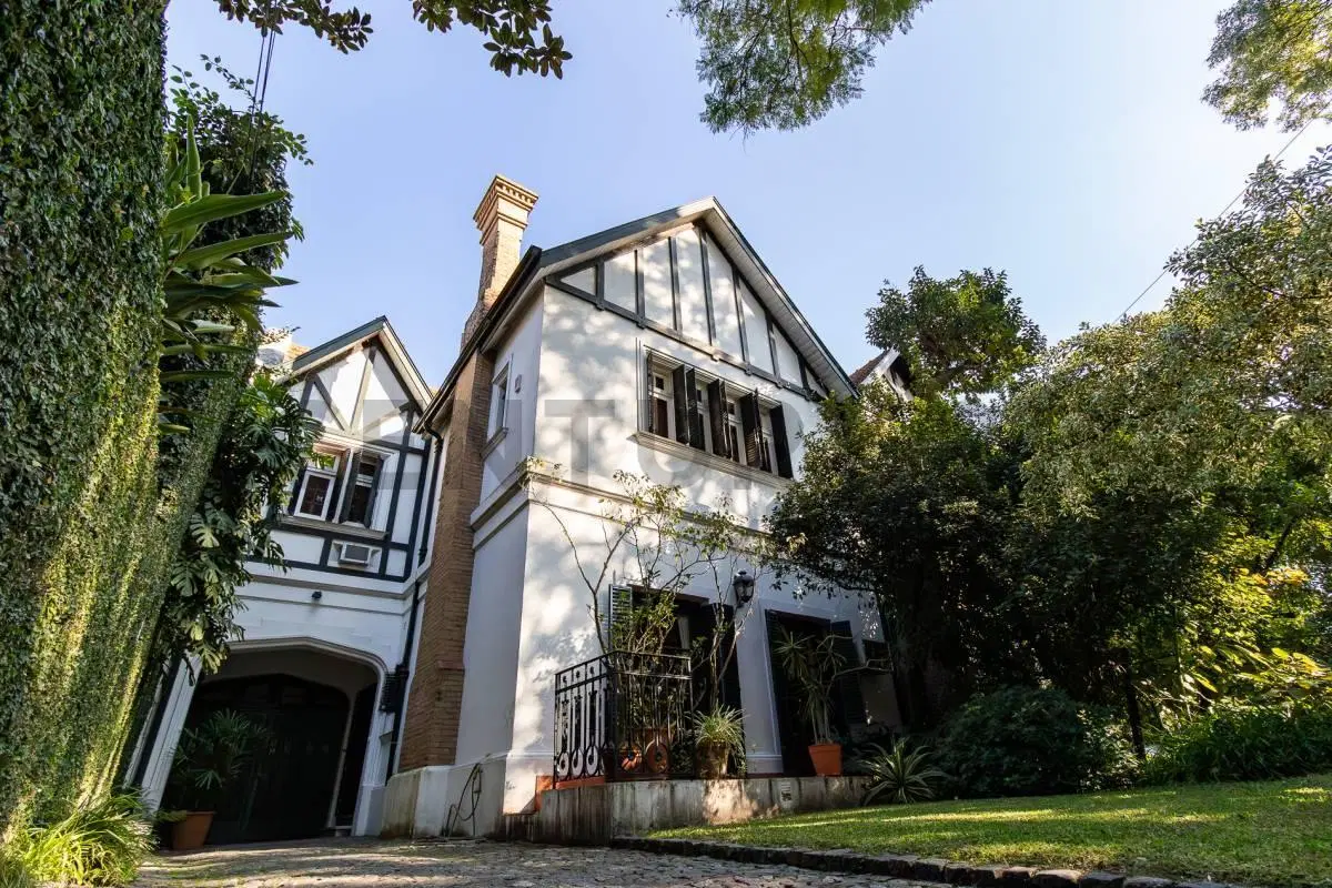 Imponente Chalet de Estilo Inglés en Olivos Vías a Libertador con jardín y pisicina 3