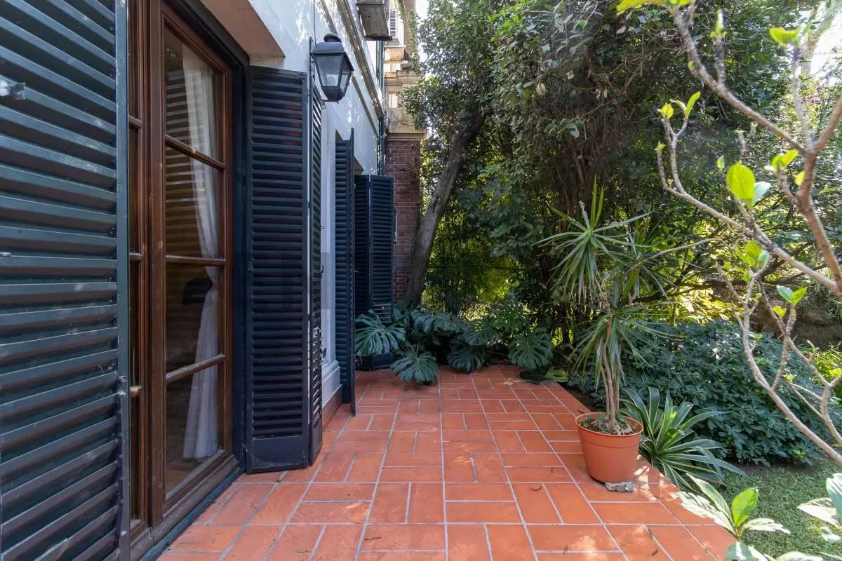 Imponente Chalet de Estilo Inglés en Olivos Vías a Libertador con jardín y pisicina 5