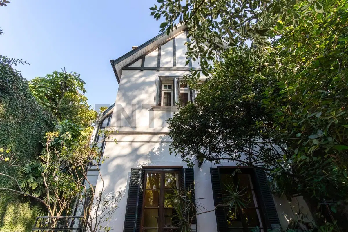 Imponente Chalet de Estilo Inglés en Olivos Vías a Libertador con jardín y pisicina 4