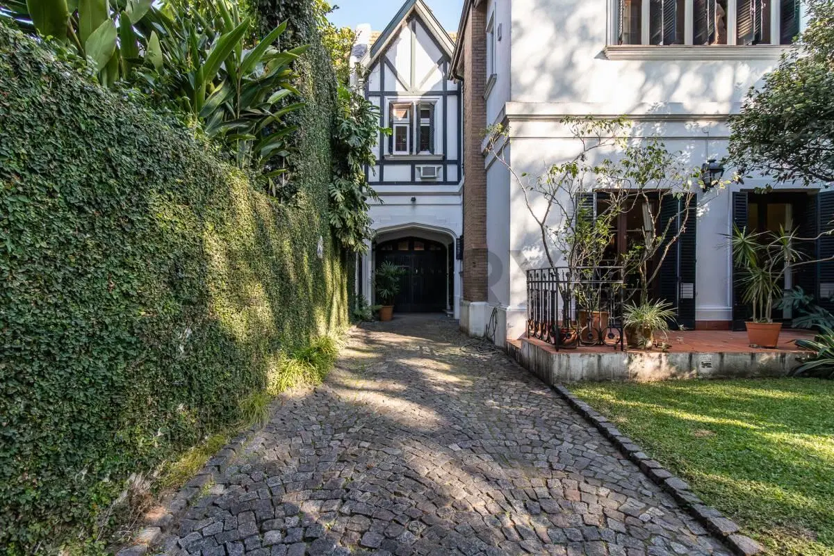 Imponente Chalet de Estilo Inglés en Olivos Vías a Libertador con jardín y pisicina 2