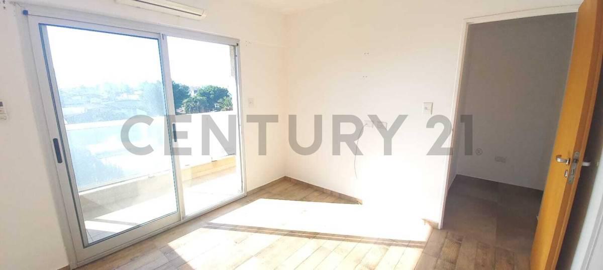 Foto de VENTA DEPARTAMENTO DE DOS AMBIENTES c/ Balcon a 150mts de la estacion, imagen 2