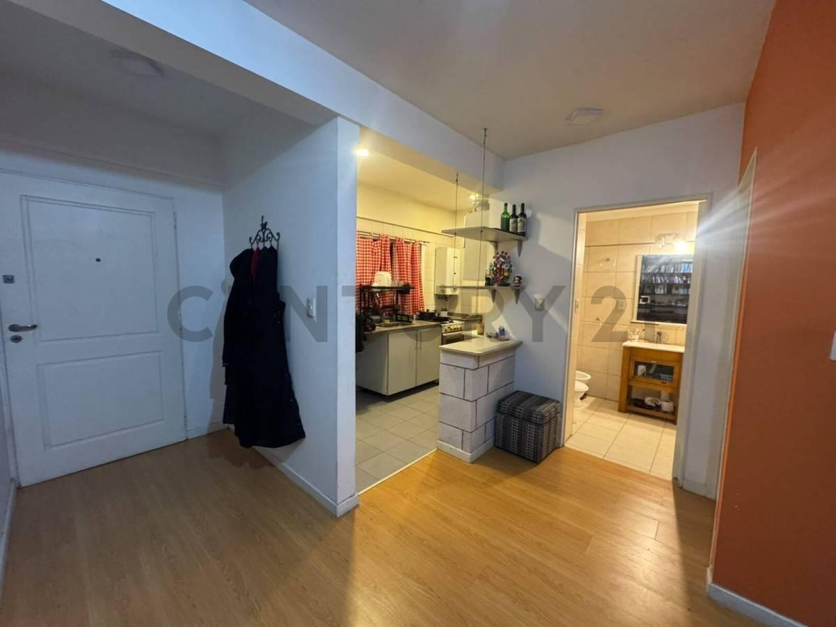 Foto de 2 AMBIENTES CON BALCÓN y COCINA SEPARADA - A 100mts del SUBTE Y TREN, imagen 1