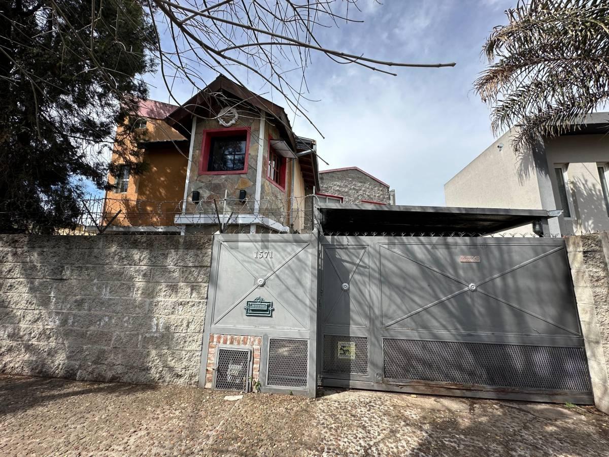 Foto de Excelente Chalet en Don Torcuato - Cuatro dormitorios - Quincho y Pileta, imagen 2