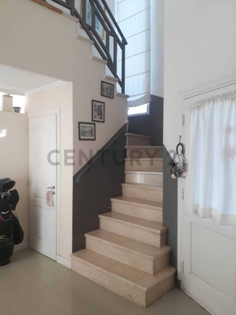 Foto de Casa 5 ambientes 250 superficie lote 600 metros, con pileta y, imagen 2