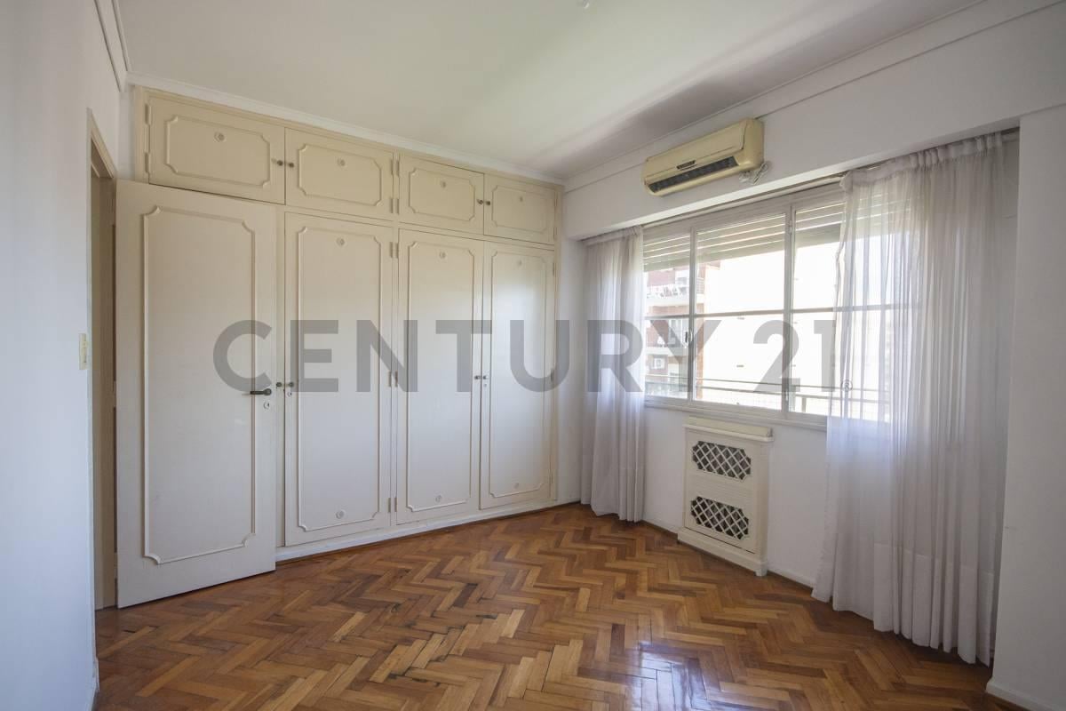 Foto de Venta de Sólido, luminoso y amplio 4 Ambientes con Balcón y Vista, imagen 3
