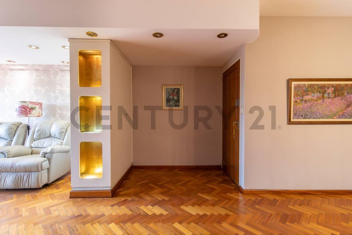 Foto de VENTA DEPARTAMENTO 5 AMBIENTES CON DEPENDENCIA Y COCHERA SOBRE AV, imagen 3