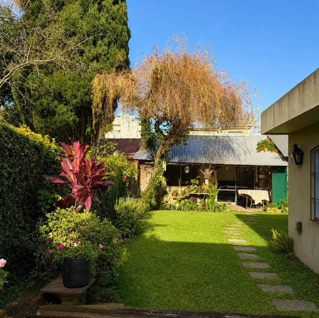 CASA 4 AMBIENTES CON PARQUE 1
