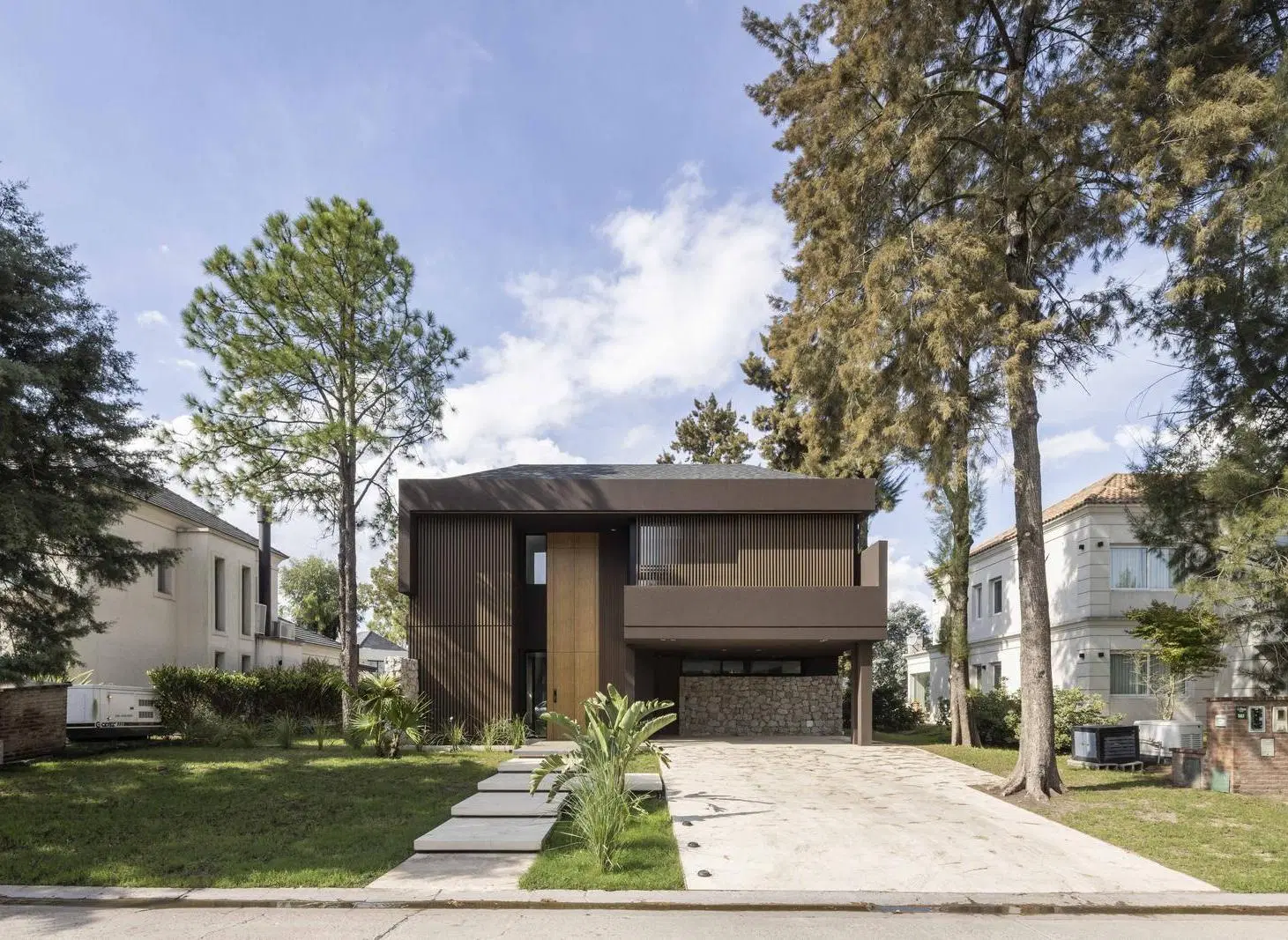 Casa en venta, 7 ambientes, Barrio Saint Thomas este, con vistas al golf, de categoría 8
