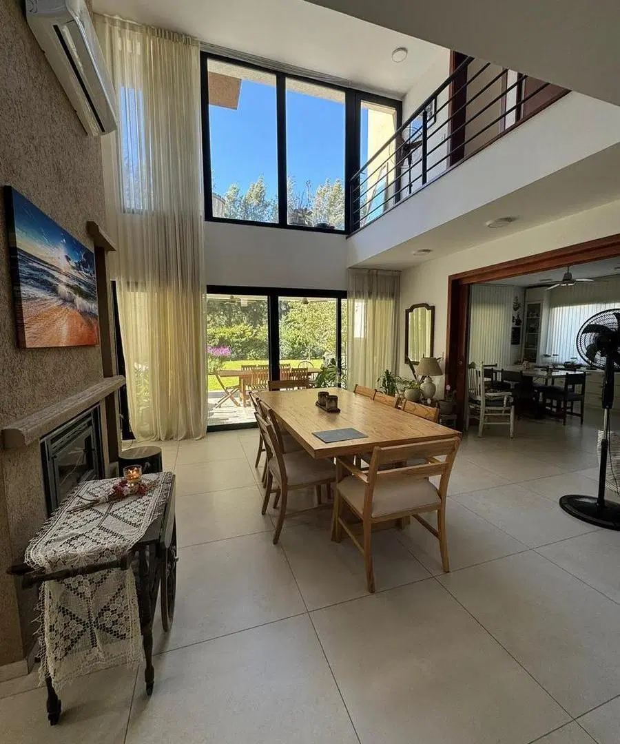 Casa en venta de 6 ambientes en Terralagos, frente a la laguna 2