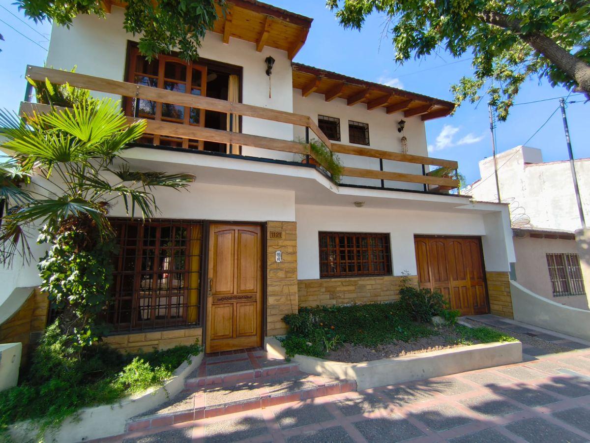 VÓRTICE INMOBILIARIA VENDE HERMOSA Y ACOGEDORA CASA EN B° JARDÍN TRAPICHE, GODOY CRUZ, MENDOZA.
