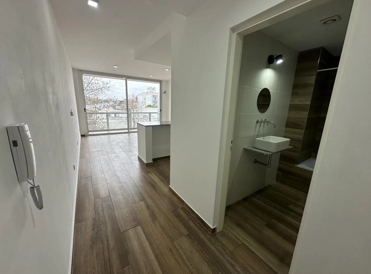 Departamento monoambiente con balcón en alquiler Parque San Martín 1