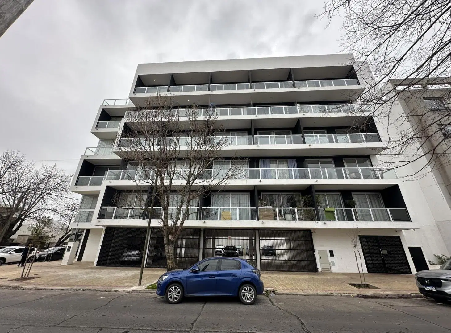 Departamento monoambiente con balcón en alquiler Parque San Martín 5