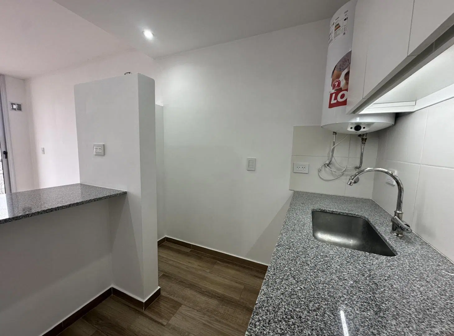 Departamento monoambiente con balcón en alquiler Parque San Martín 4