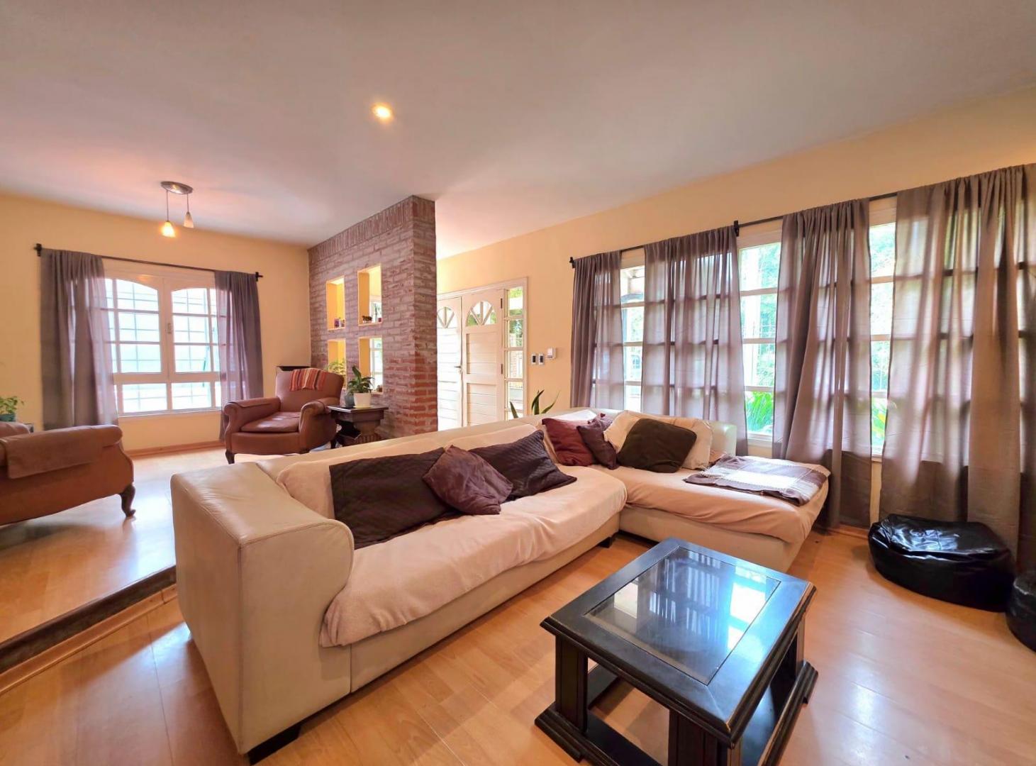 Venta Casa parque y piscina Barrio La Florida