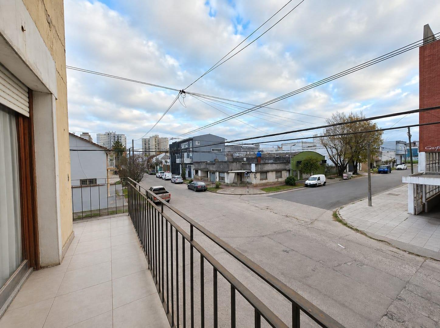 Venta de PH 3 ambientes con balcon saliente Barrio Sarmiento