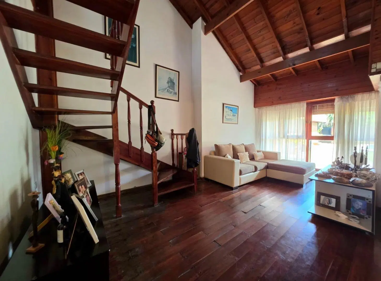 Venta Casa de 5 ambientes Barrio Parque Luro Piscina y quincho 3