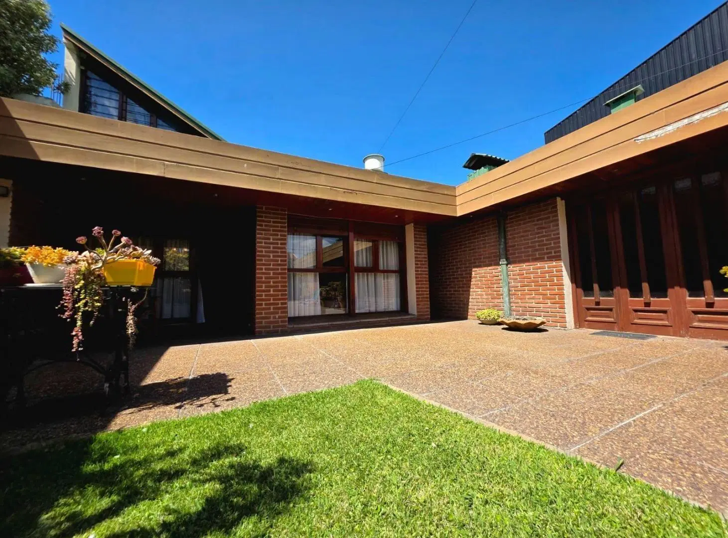 Venta Casa de 5 ambientes Barrio Parque Luro Piscina y quincho 2