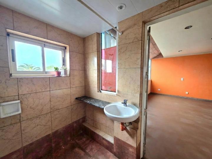 Foto de Venta Galpón con local mas vivienda planta alta, sobre avenida Polonia, imagen 4