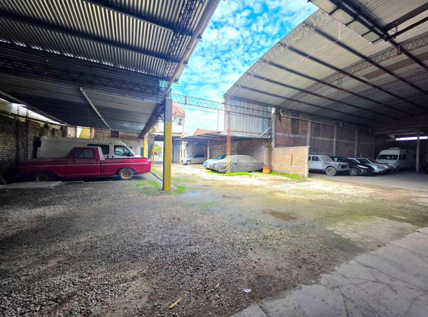Foto de Venta Galpón con local mas vivienda planta alta, sobre avenida Polonia, imagen 2