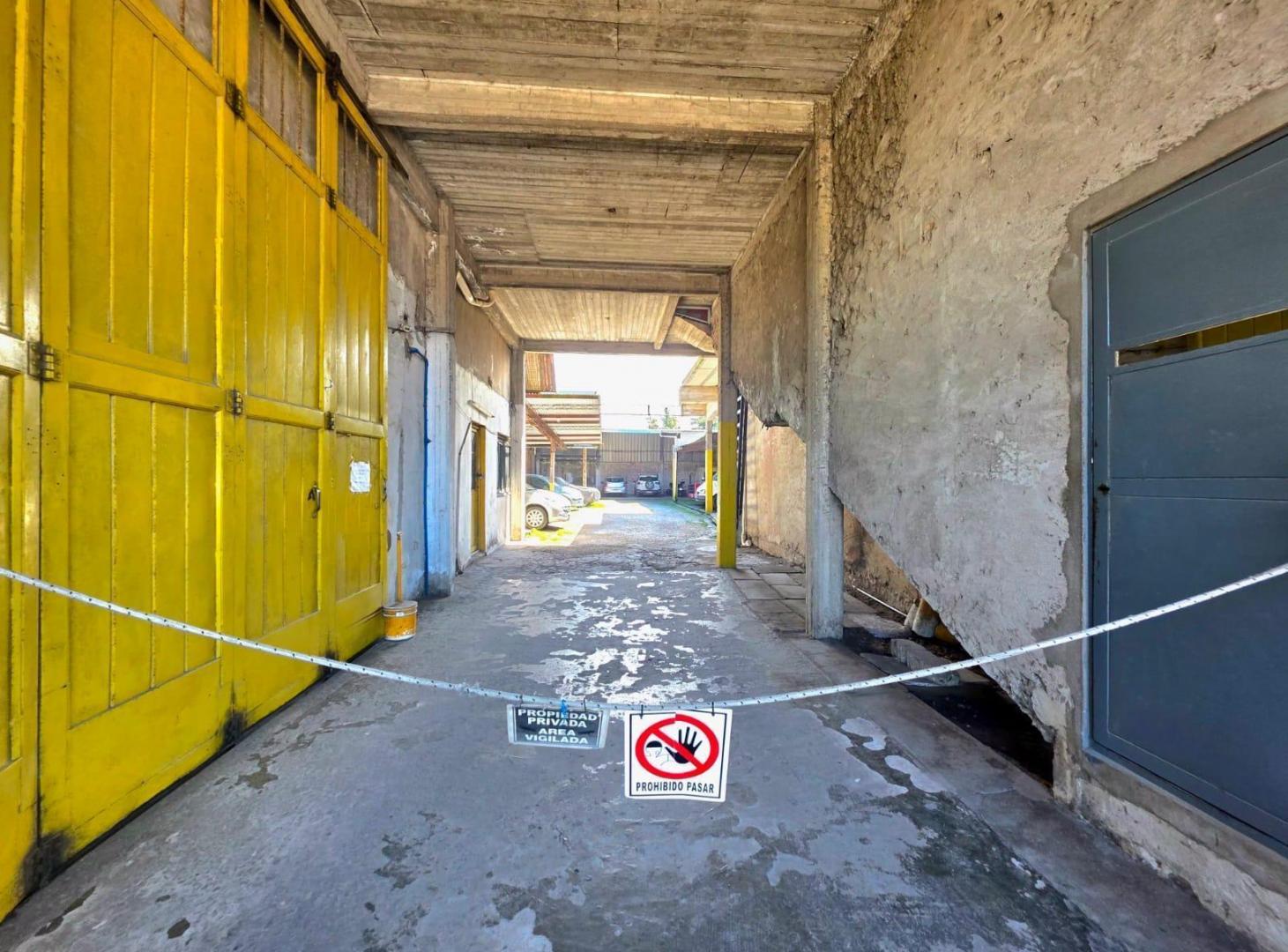 Foto de Venta Galpón/Estacionamiento, Locales Depto en Planta Alta sobre Av, imagen 2