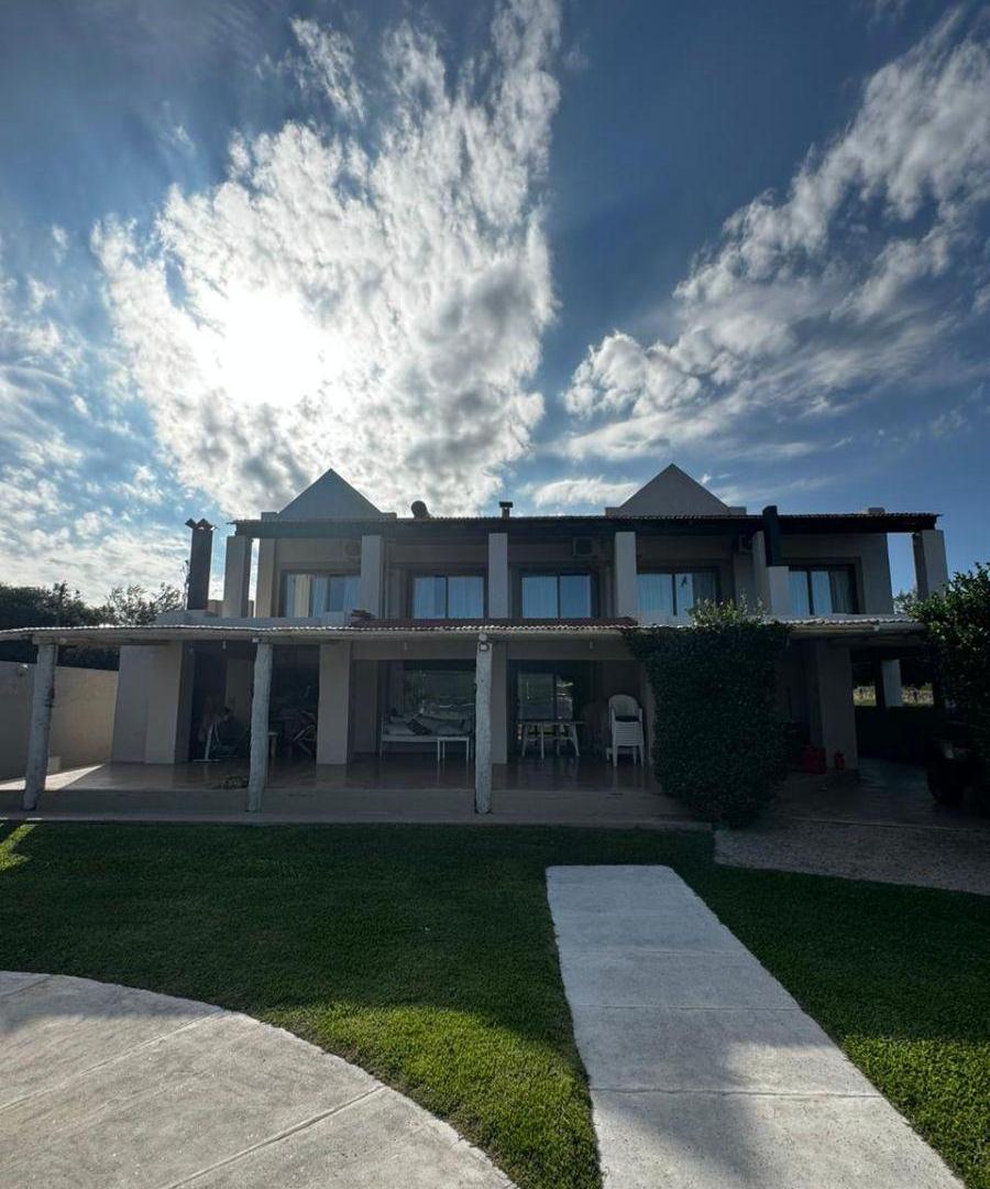 Venta casa moderna con bajada al lago