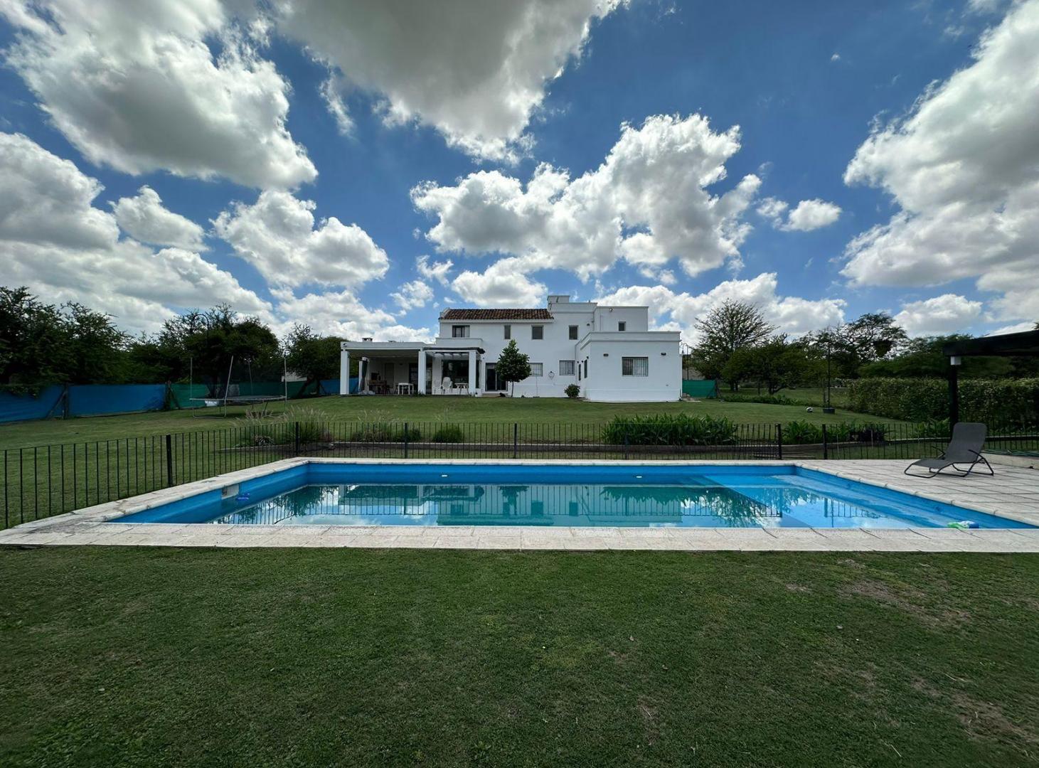 Veta / Alquiler - Casa 4 dormitorios - Villa Allende Golf - Altos del Golf, Barrio Privado.