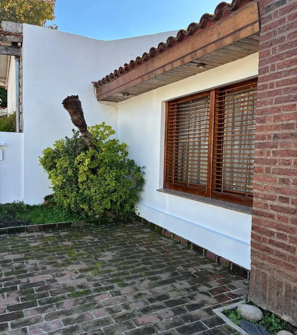 CASA EN VENTA 4 AMBIENTES EN MORON 2