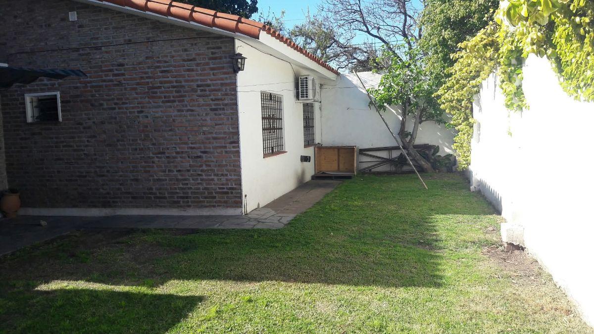 Foto de CASA CON PATIO Y LOCAL EN MORENO, imagen 2