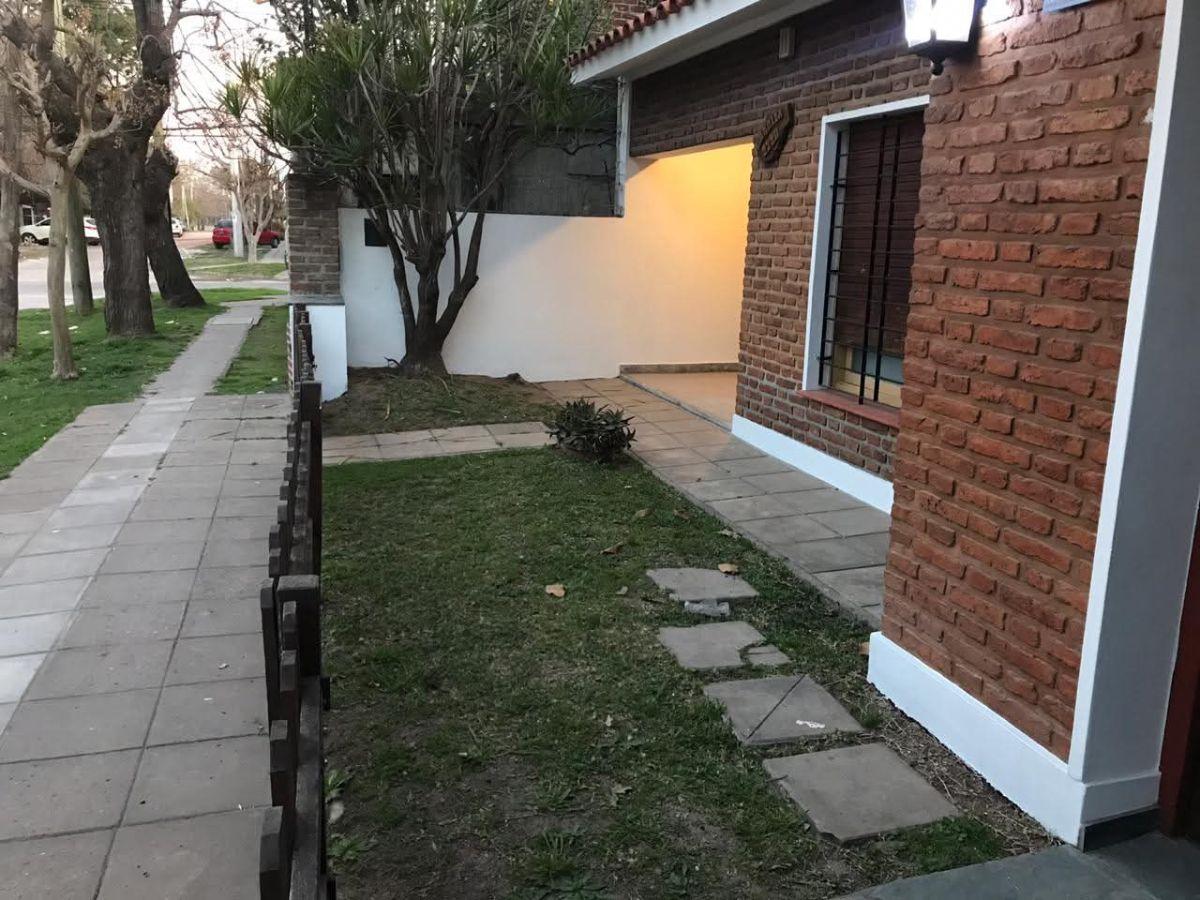 Foto de CASA CON PATIO Y LOCAL EN MORENO, imagen 4