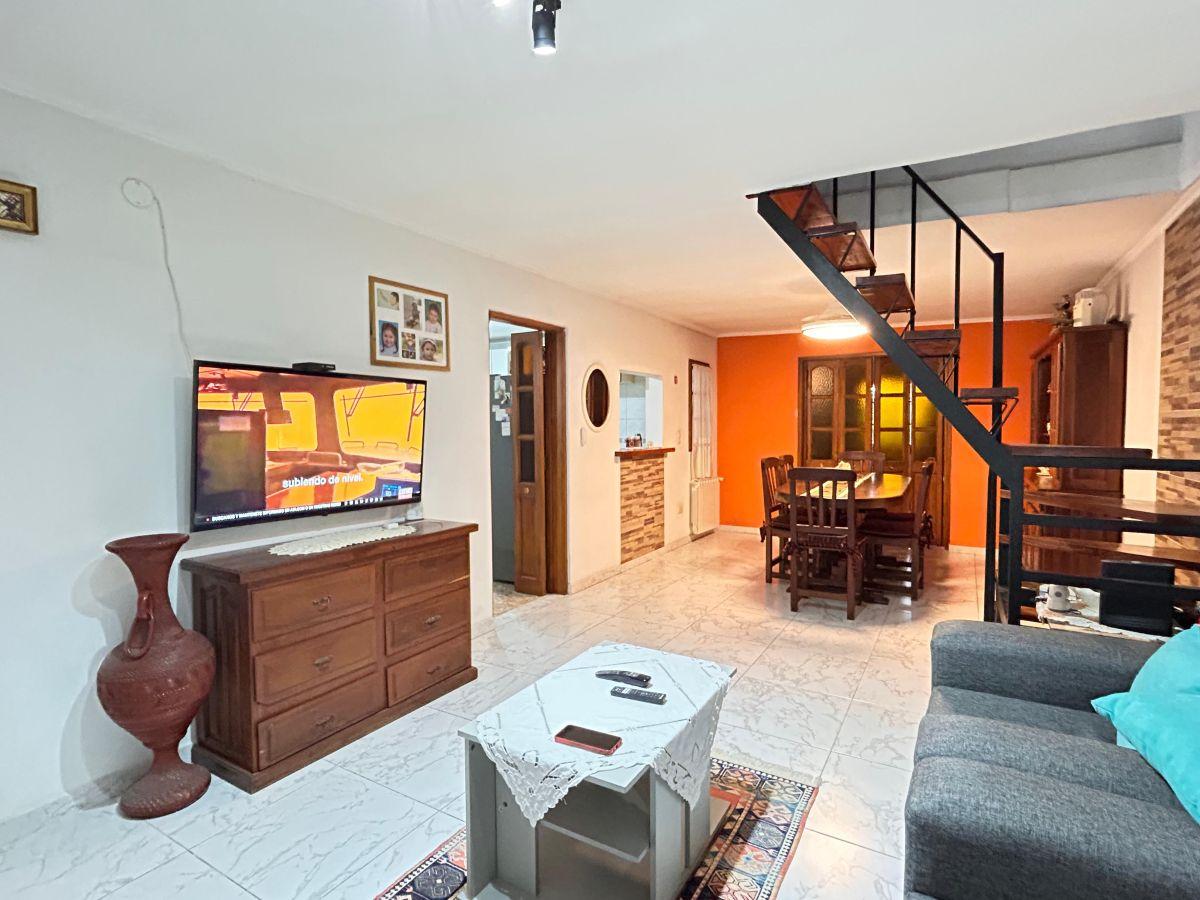Foto de ALQUILER Luis Guillón Casa 3 dormitorios, 2 baños, galería y cochera!, imagen 1