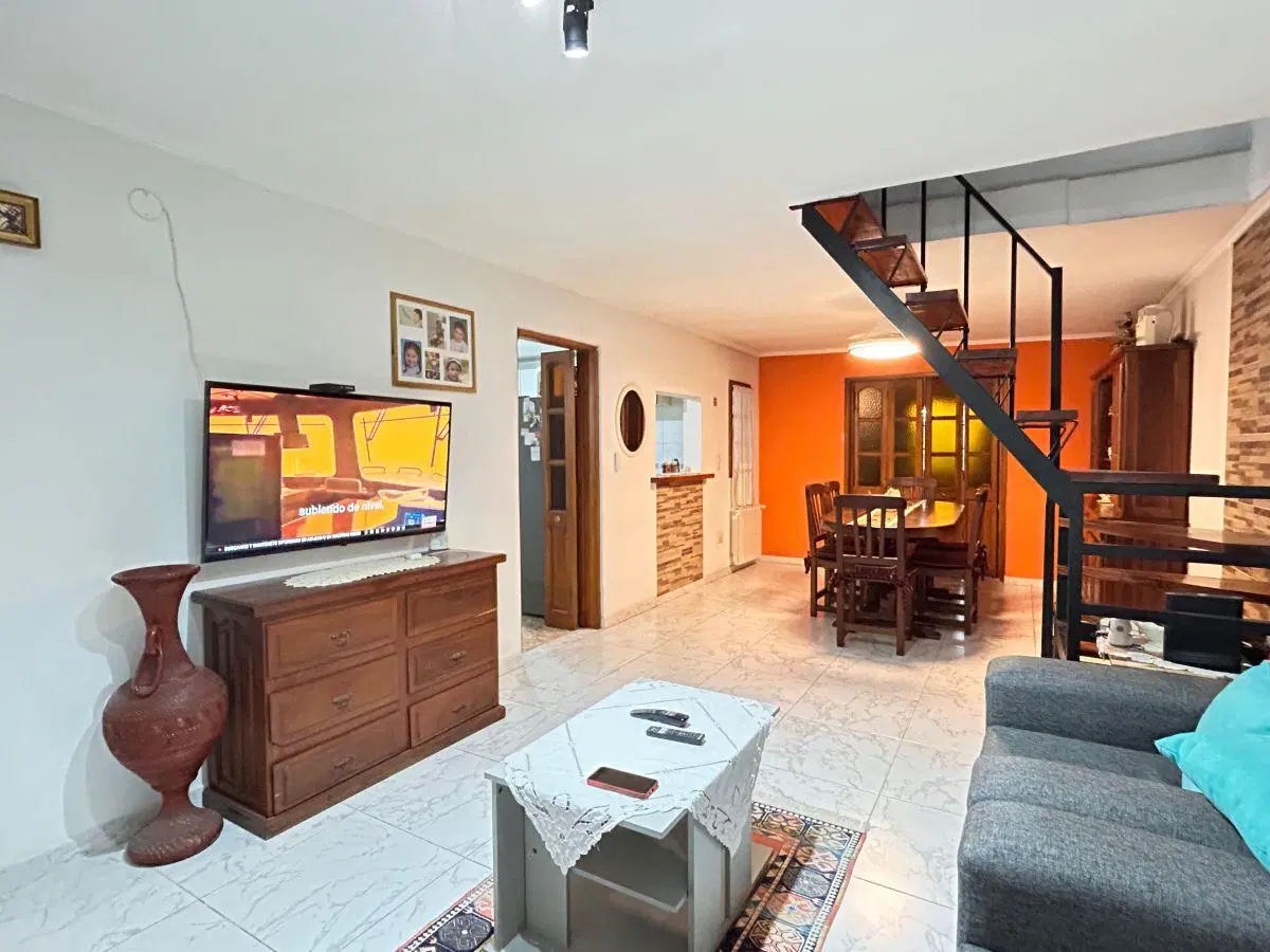 ALQUILER Luis Guillón Casa 3 dormitorios, 2 baños, galería y cochera! 1