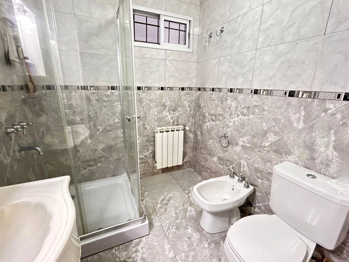 ALQUILER Luis Guillón Casa 3 dormitorios, 2 baños, galería y cochera! 8