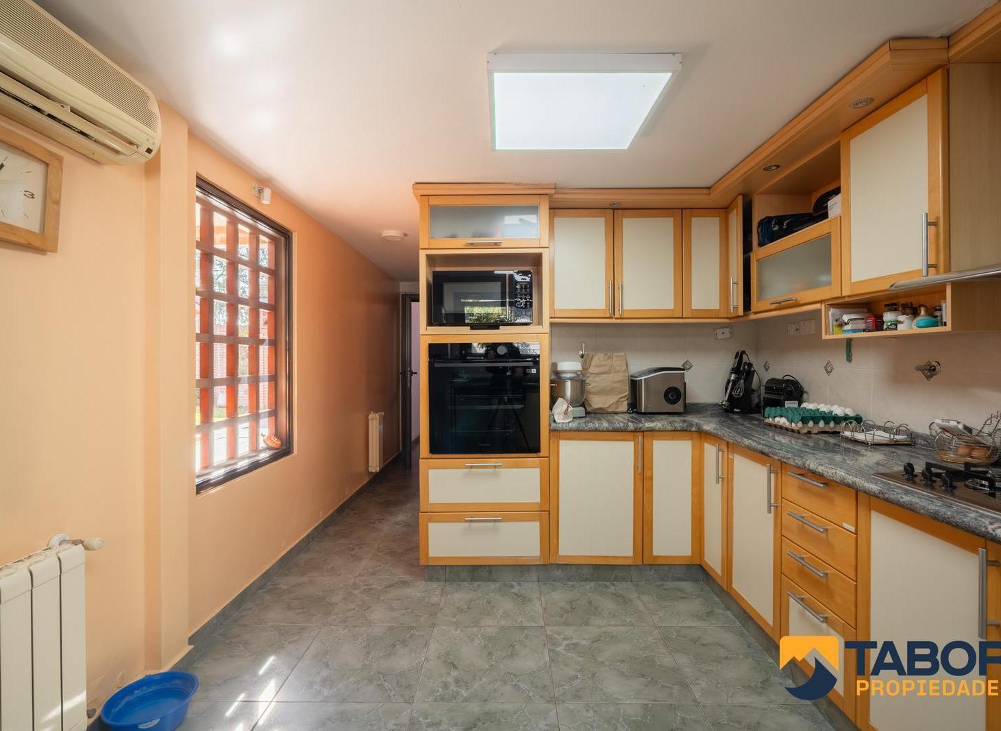 Foto de VENTA Casa 3 dorm, 2 escritorios + Quincho independiente - Pileta - Asador - Cochera, imagen 4