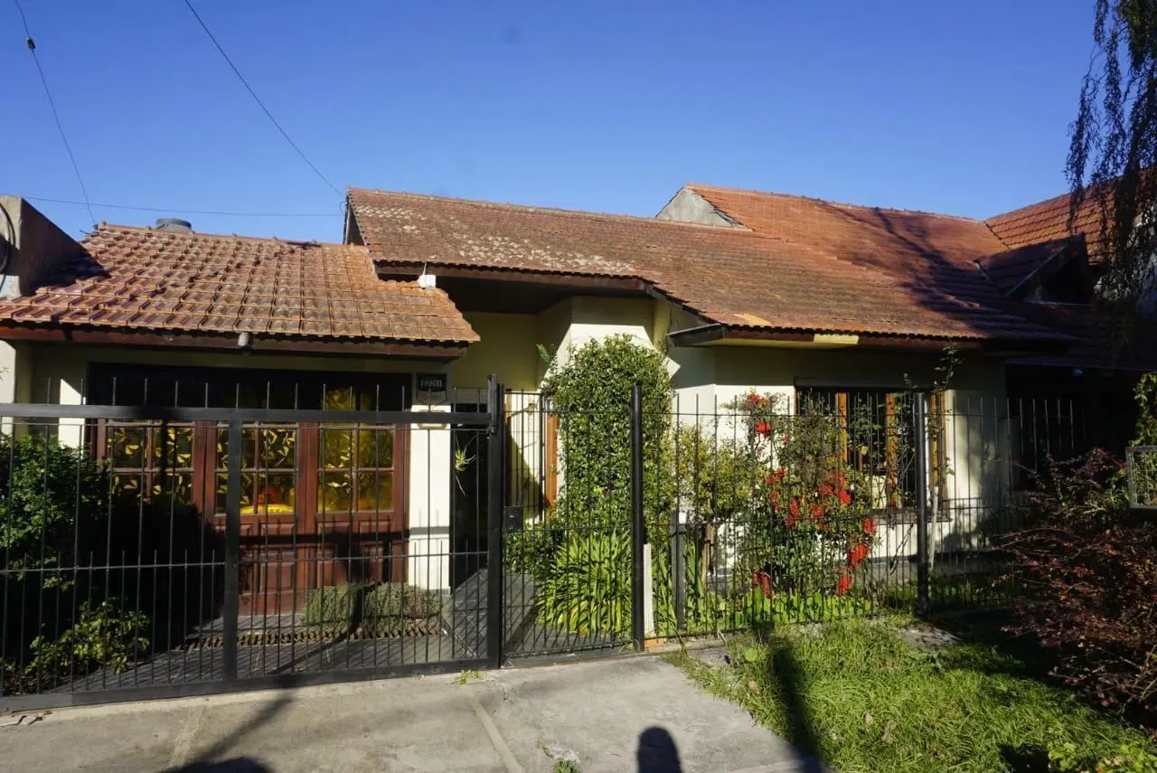 Casa tres ambientes con parque 2