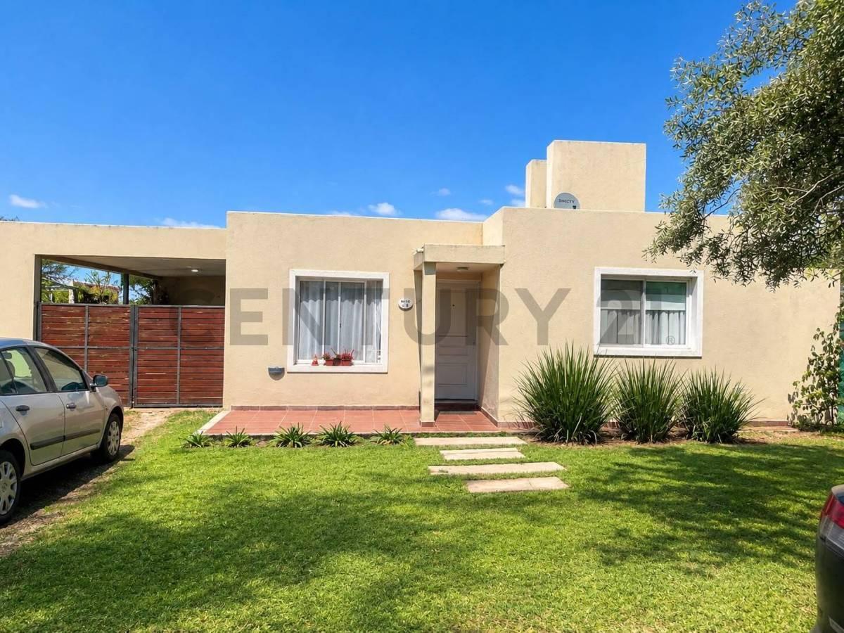 Foto de VENTA CASA 2 DOR CON ESCRITORIO Y PILETA EN VILLA CATALINA APTA CREDITO, imagen 1