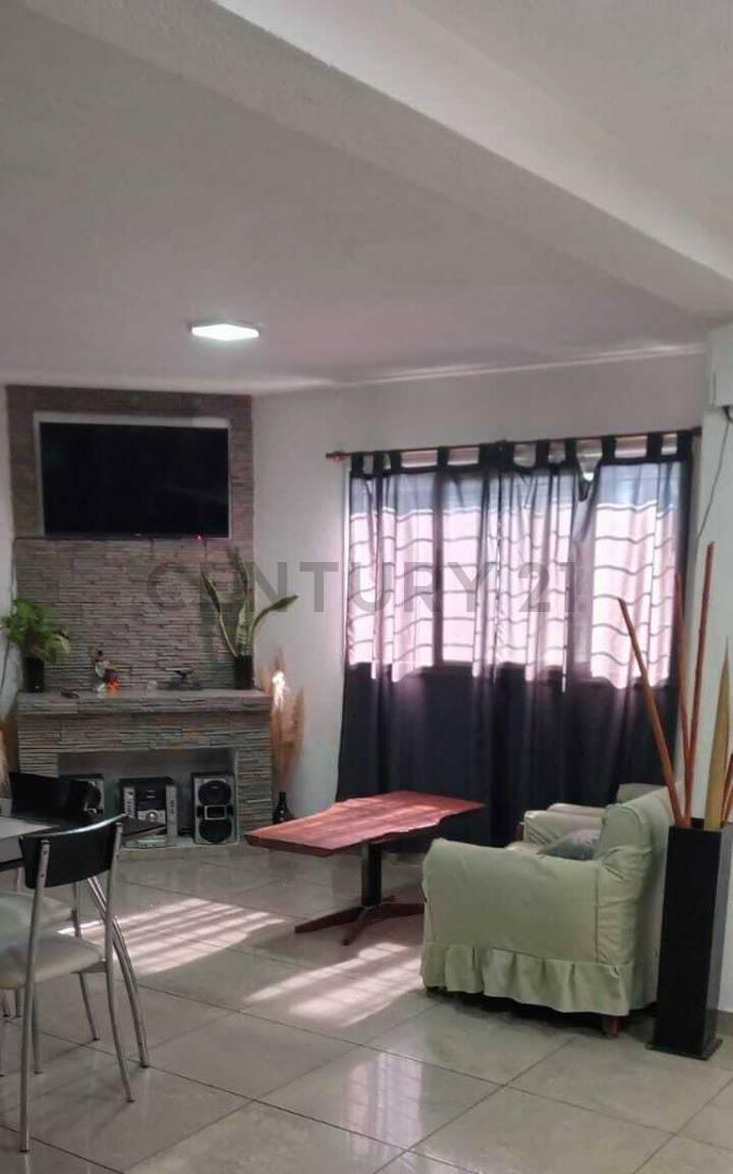 Foto de VENTA CASA 2 DORM MAS 2 DEPTOS DE 1 DORM CADA UNO MÁS GALPÓN BARRIO, imagen 1