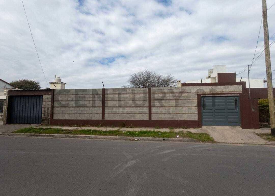 Foto de VENTA CASA 2 DORM MAS 2 DEPTOS DE 1 DORM CADA UNO MÁS GALPÓN BARRIO, imagen 3
