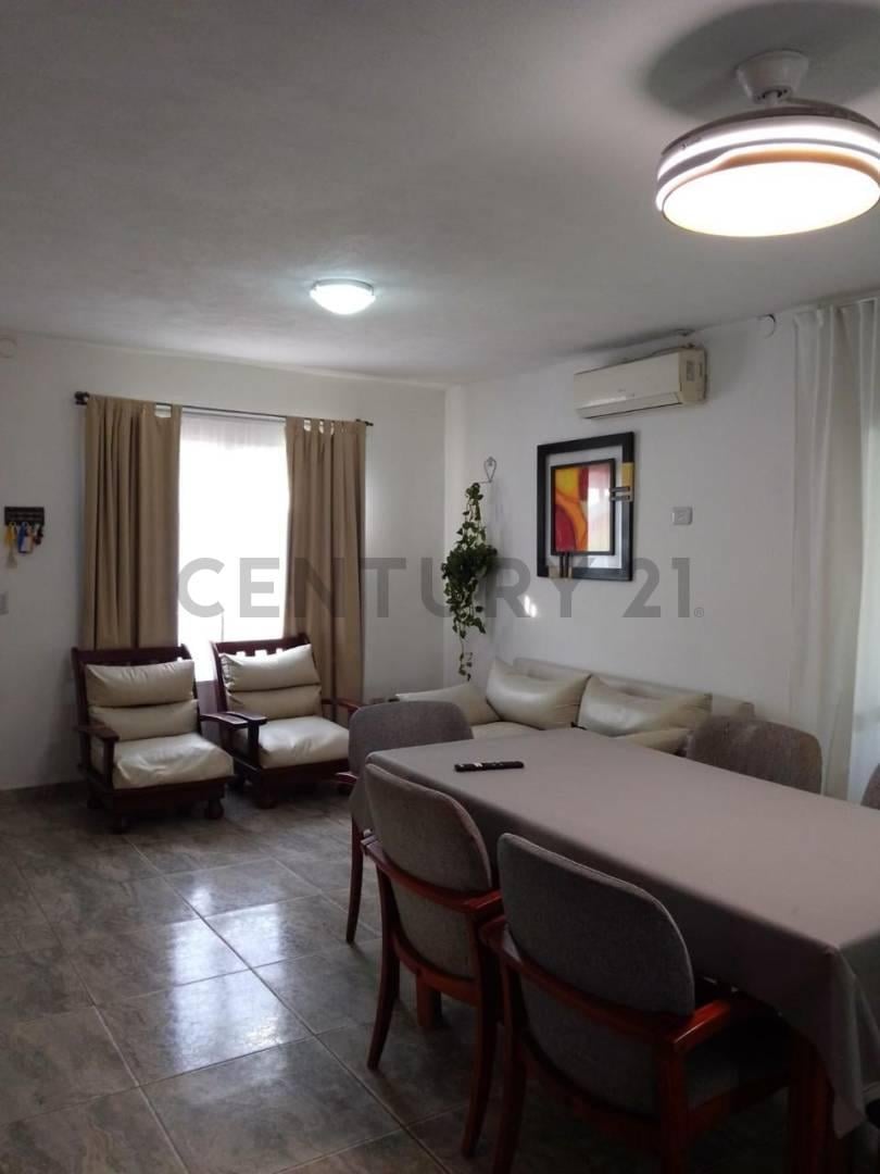 Foto de VENTA CASA 2 DOR CON ESCRITORIO Y PILETA EN VILLA CATALINA APTA CREDITO, imagen 2