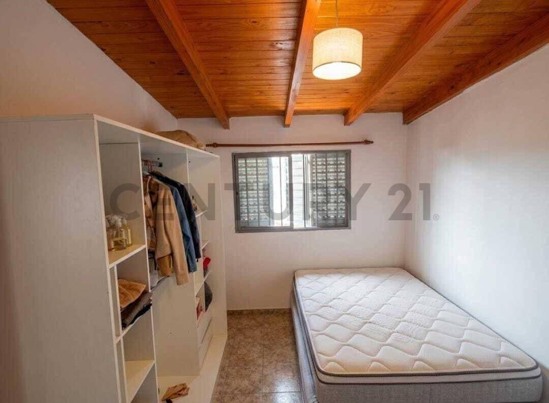 Foto de VENTA CASA 2 DORM MAS 2 DEPTOS DE 1 DORM CADA UNO MÁS GALPÓN BARRIO, imagen 2