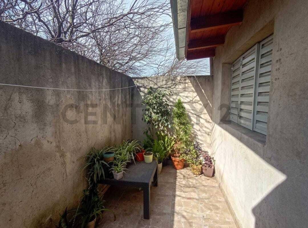 Foto de VENTA CASA 2 DORM MAS 2 DEPTOS DE 1 DORM CADA UNO MÁS GALPÓN BARRIO, imagen 5
