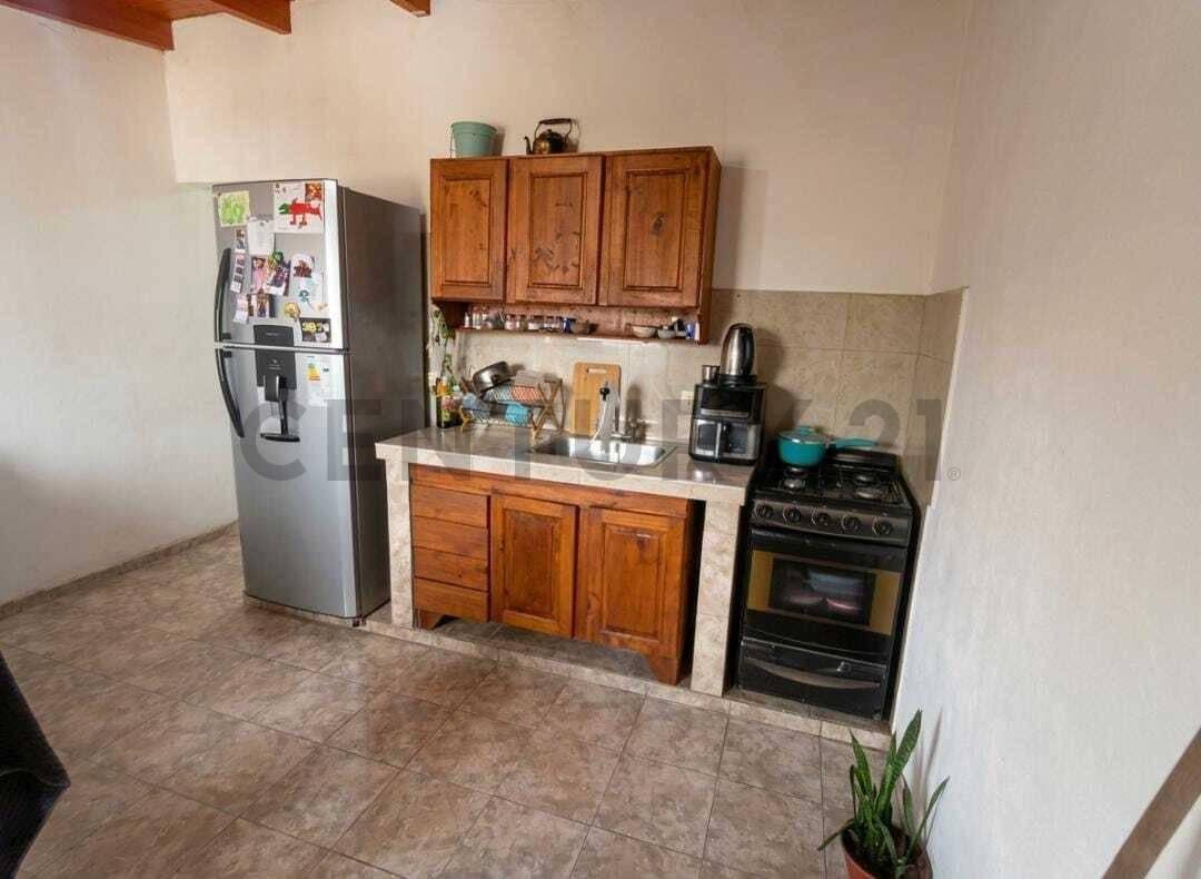 Foto de VENTA CASA 2 DORM MAS 2 DEPTOS DE 1 DORM CADA UNO MÁS GALPÓN BARRIO, imagen 3