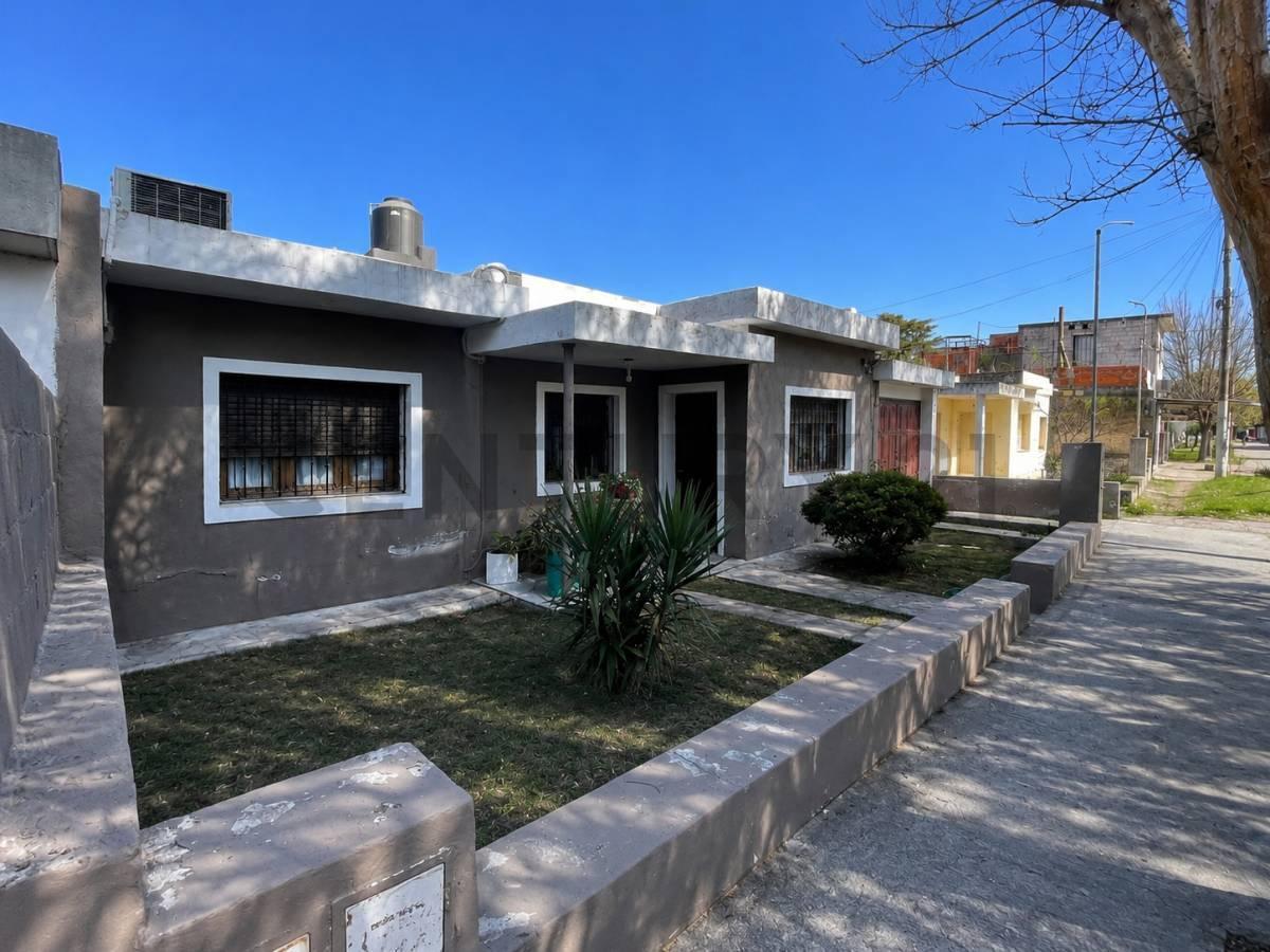 Foto de VENTA DE CASA 3 DORMITORIOS PARQUE Y PILETA BARRIO LOS BOULEVARES, imagen 3