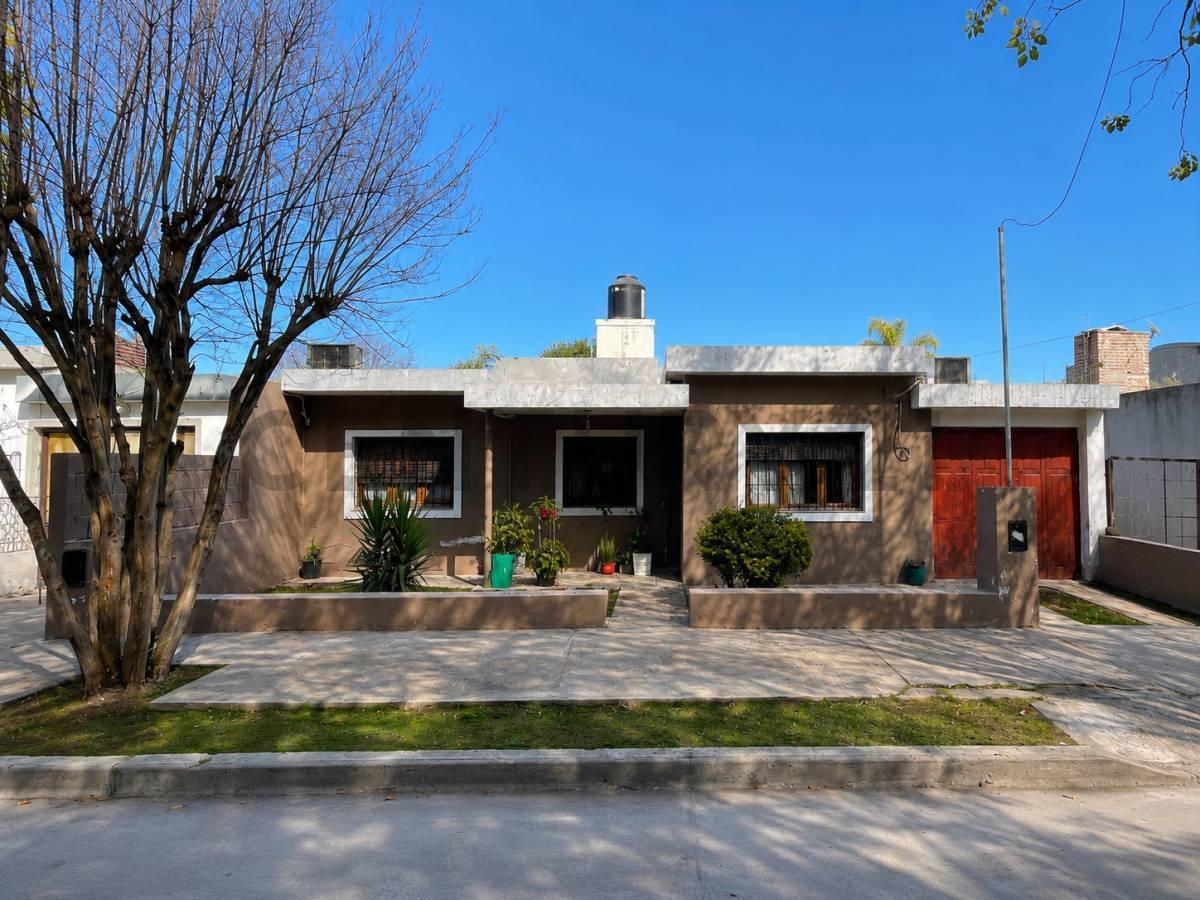Foto de VENTA DE CASA 3 DORMITORIOS PARQUE Y PILETA BARRIO LOS BOULEVARES, imagen 1