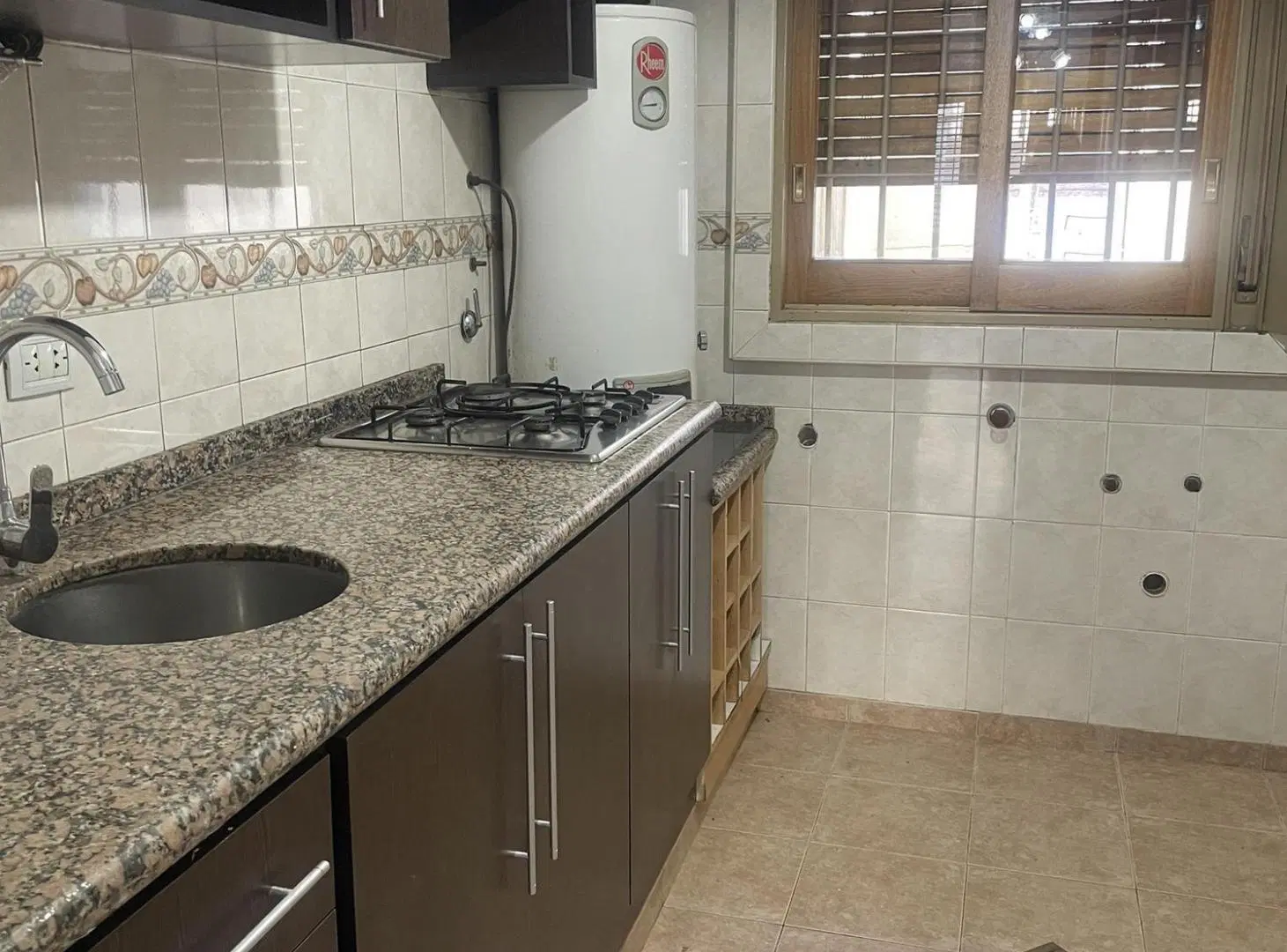Amplio departamento 2 dorm. living comedor, cocina, asador. 2 balcones. 2