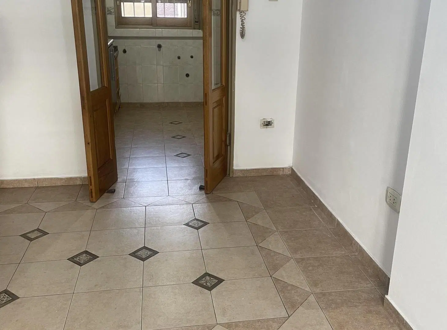 Amplio departamento 2 dorm. living comedor, cocina, asador. 2 balcones. 1