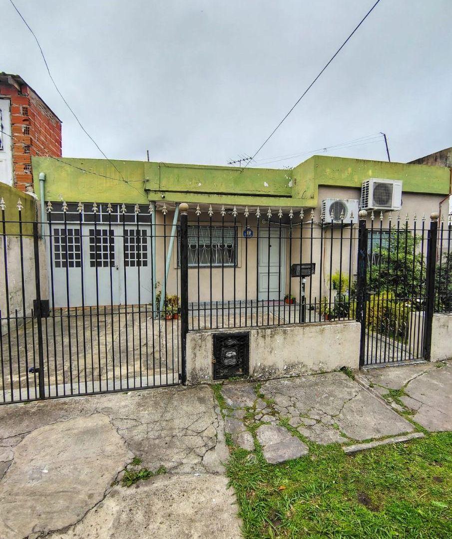 Foto de VENTA- Casa 3 Ambientes, con jardín y terraza- Castelar, imagen 1