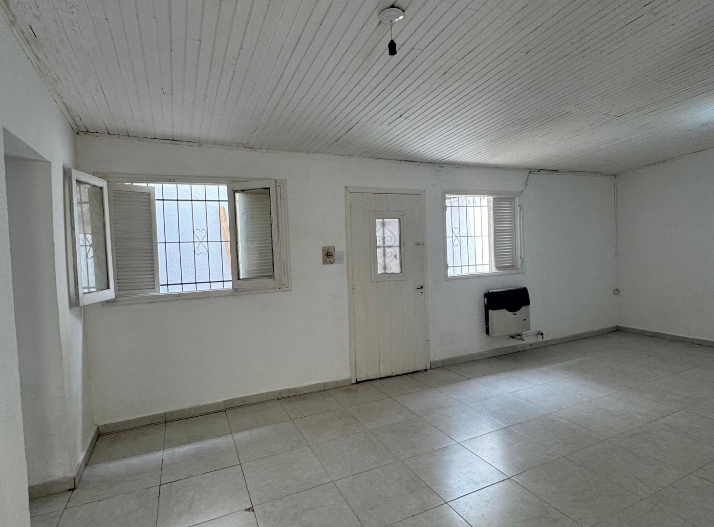 EN ALQUILER | INTERNO DE 2 DORMITORIOS + OFICINA